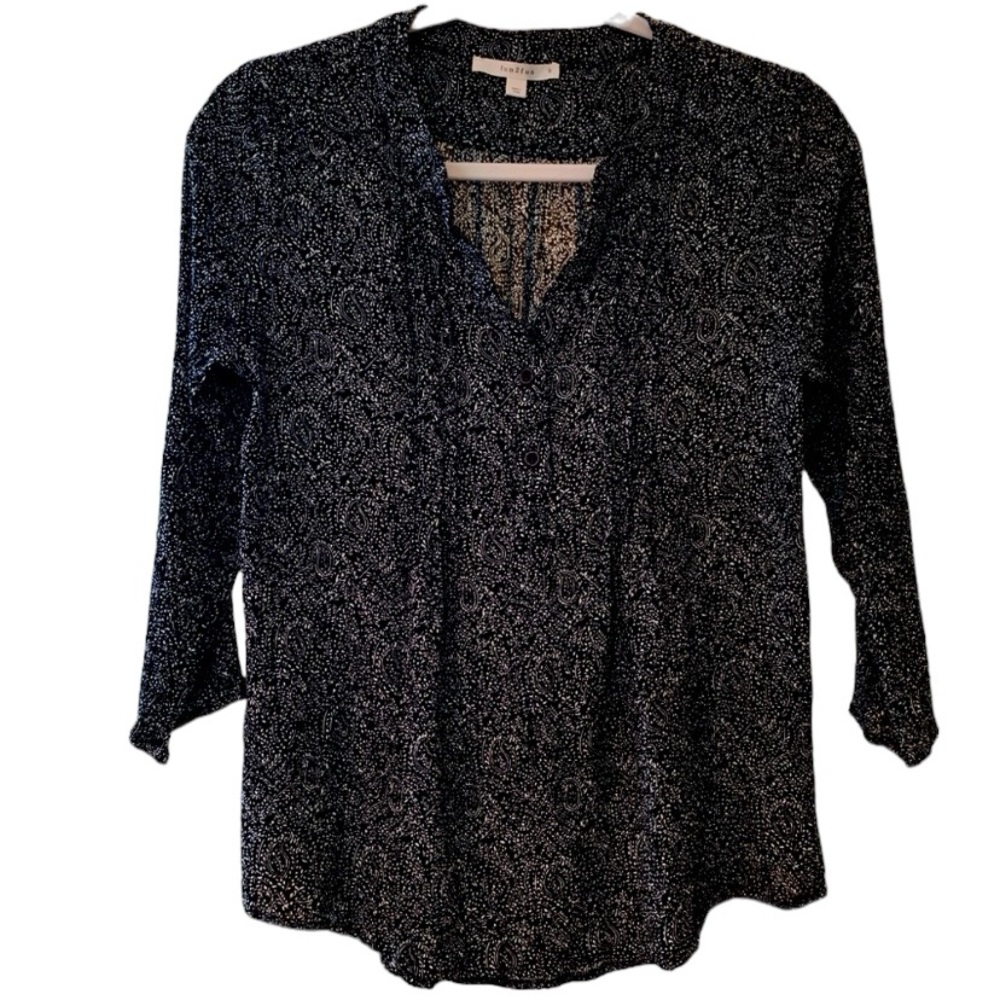 Super cute black and white paisley design top, half sleeves.